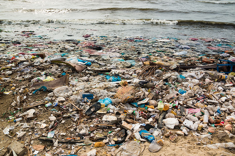 Verschmutzung Wasser und Strand