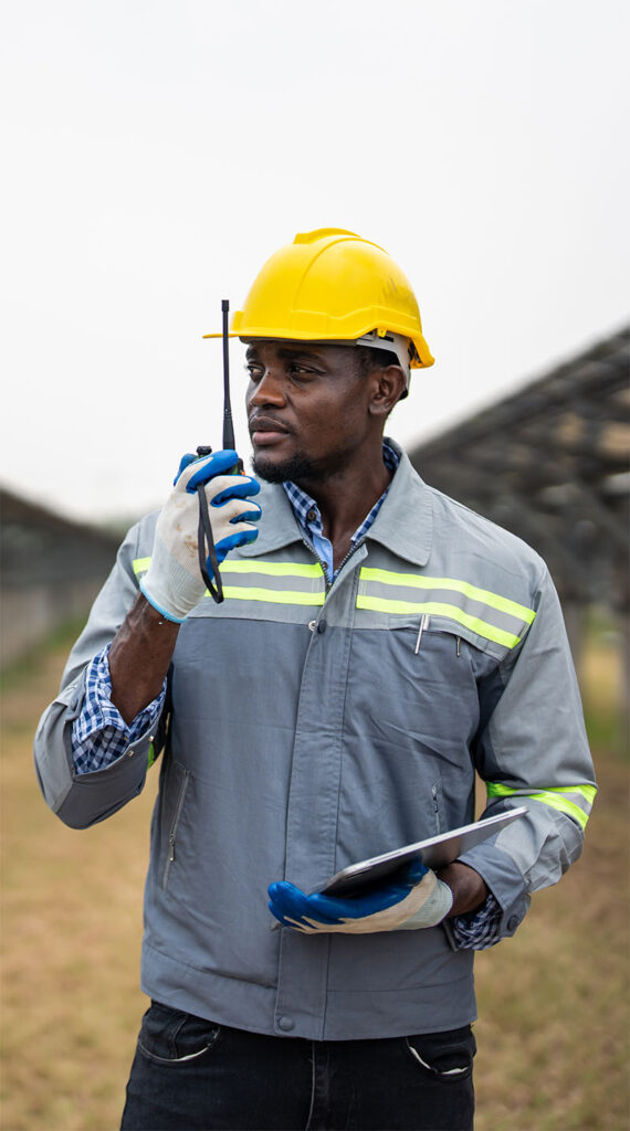 Ingenieur in einem Solarpark